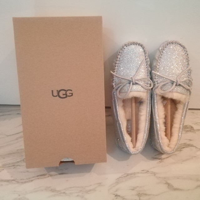 UGG。スリッポンシューズシルバー