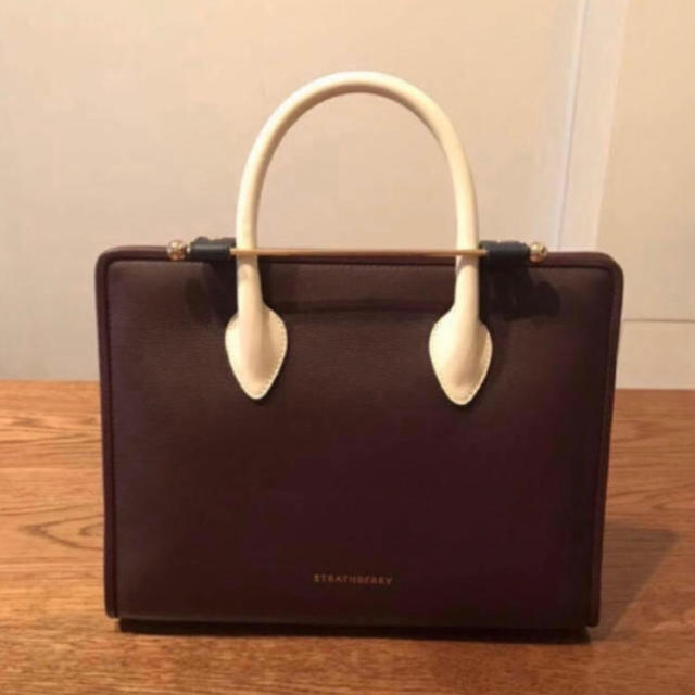 J&M DAVIDSON(ジェイアンドエムデヴィッドソン)の定価8.5万 新品 メーガン妃愛用 ストラスベリー STRATHBERRY  レディースのバッグ(ハンドバッグ)の商品写真