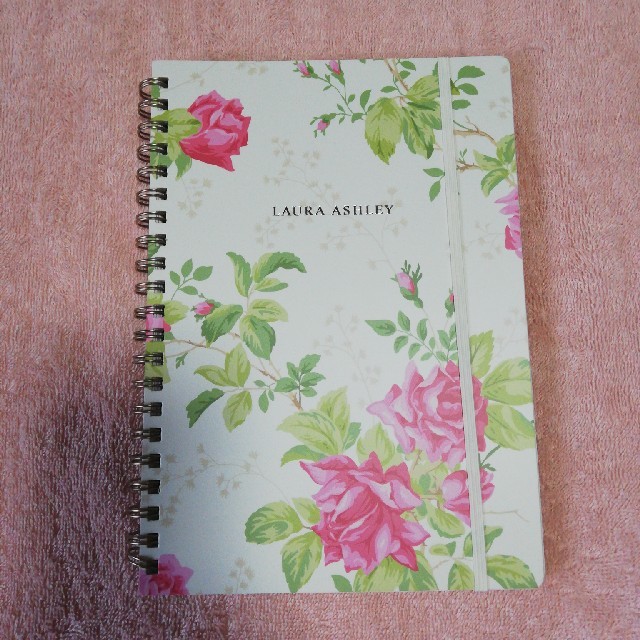 LAURA ASHLEY(ローラアシュレイ)のローラ・アシュレイ / ノートブック③📙 インテリア/住まい/日用品の文房具(ノート/メモ帳/ふせん)の商品写真