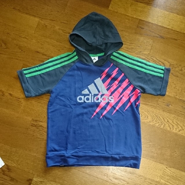 adidas(アディダス)のアディダス 半袖フード付きトレーナー 140 キッズ/ベビー/マタニティのキッズ服男の子用(90cm~)(Tシャツ/カットソー)の商品写真