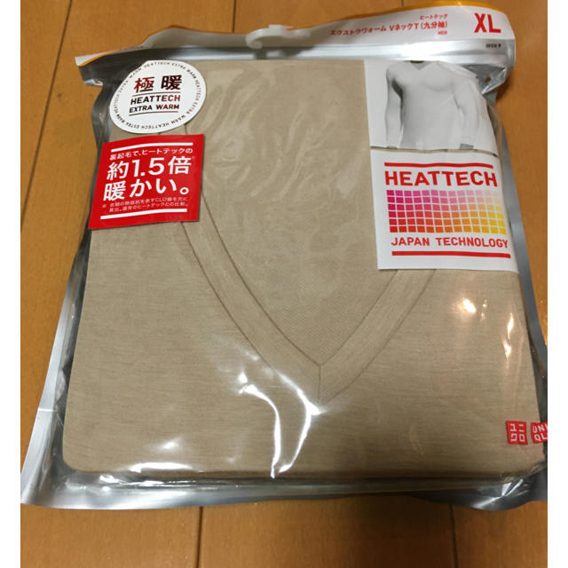 UNIQLO(ユニクロ)の新品　極暖ヒートテックVネックＴ　肌色ベージュXL 長袖 メンズのアンダーウェア(その他)の商品写真