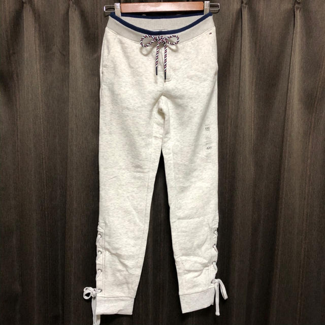 TOMMY HILFIGER(トミーヒルフィガー)の【週末値下げ】TOMMY HILFIGER スウェットパンツ ライトグレー レディースのパンツ(その他)の商品写真