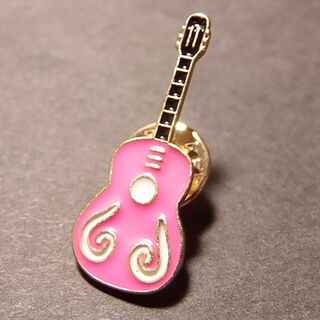 送料無料　ピンク色　アコースティックギター　ブローチ　ピンバッジ　アコギ(アコースティックギター)