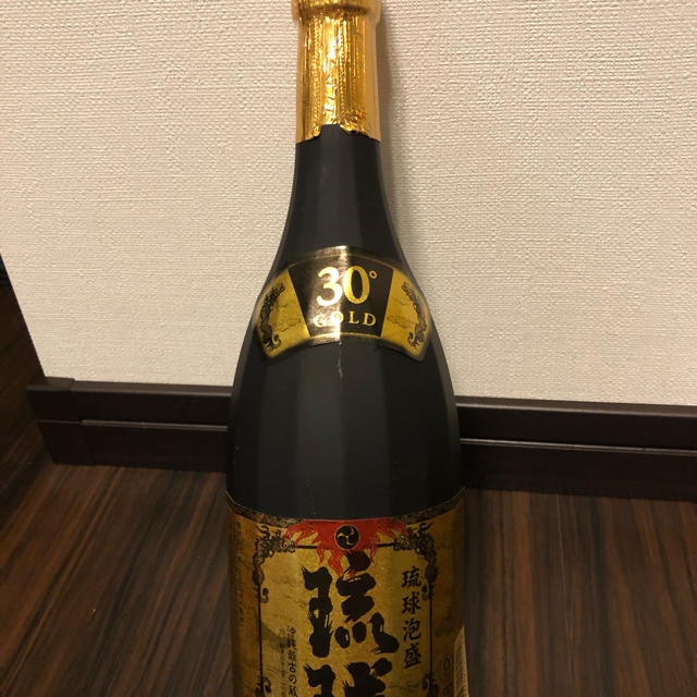 琉球泡盛　琉球ゴールド [ 焼酎 30度 沖縄県 720ml ] 食品/飲料/酒の酒(焼酎)の商品写真