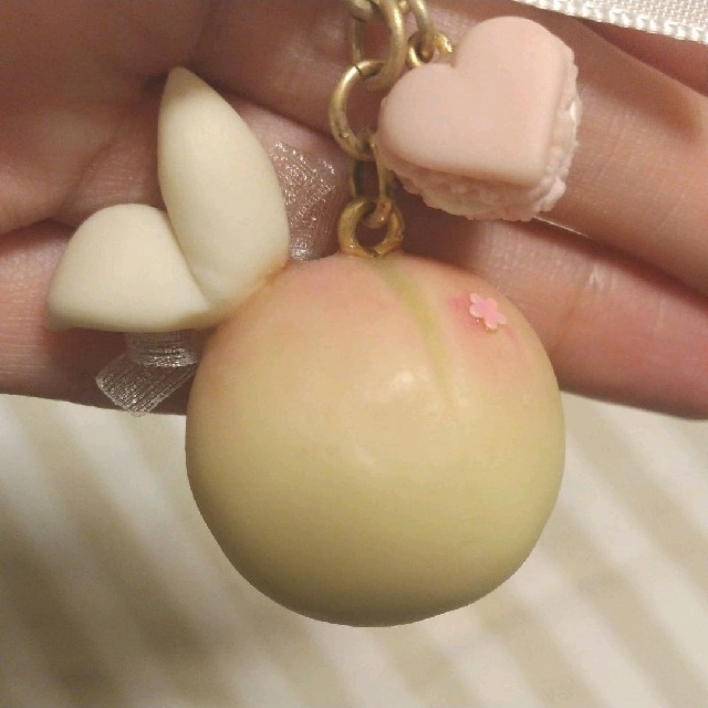 【値下げ】キャンバニ　桃　バックチャーム♡ ハンドメイドのファッション小物(バッグチャーム)の商品写真