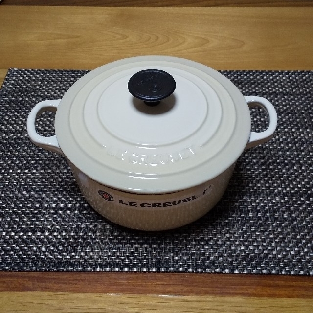 はるる様専用出品。新品レア!ル・クルーゼココット18㎝【アーモンド