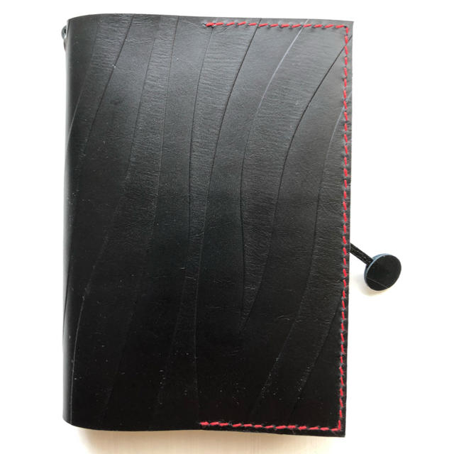 ブラック型押し本革の赤色ステッチ入り ブックカバー ハンドメイドの文具/ステーショナリー(ブックカバー)の商品写真