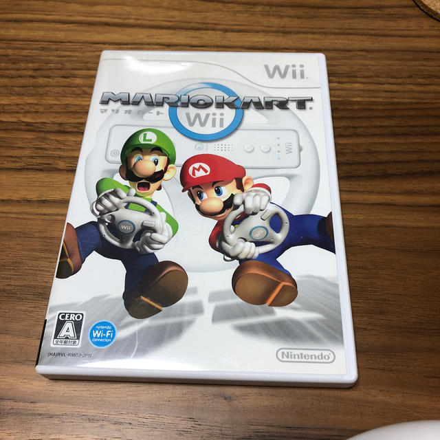 Wii(ウィー)のマリオカート wii  ハンドル付き エンタメ/ホビーのゲームソフト/ゲーム機本体(家庭用ゲームソフト)の商品写真