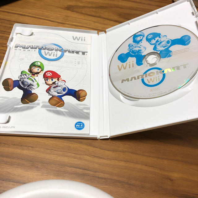 Wii(ウィー)のマリオカート wii  ハンドル付き エンタメ/ホビーのゲームソフト/ゲーム機本体(家庭用ゲームソフト)の商品写真