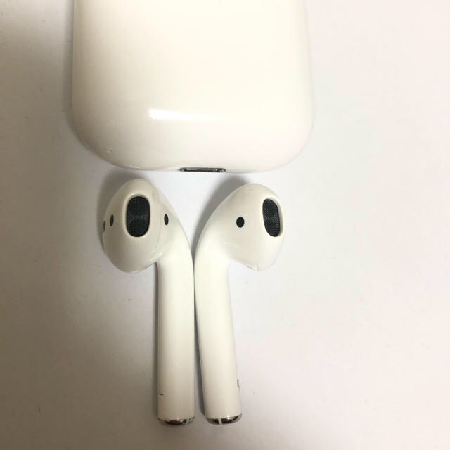 Apple(アップル)のエアーポッズ　2 本体　Air pods スマホ/家電/カメラのオーディオ機器(ヘッドフォン/イヤフォン)の商品写真