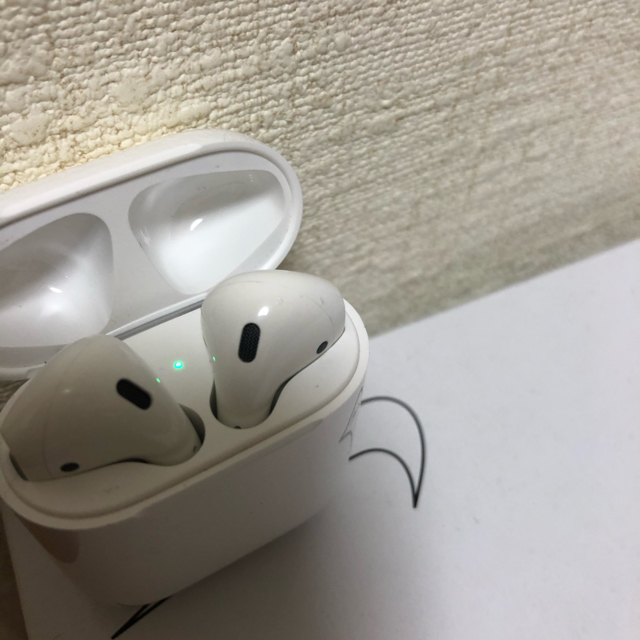 Apple(アップル)のエアーポッズ　2 本体　Air pods スマホ/家電/カメラのオーディオ機器(ヘッドフォン/イヤフォン)の商品写真