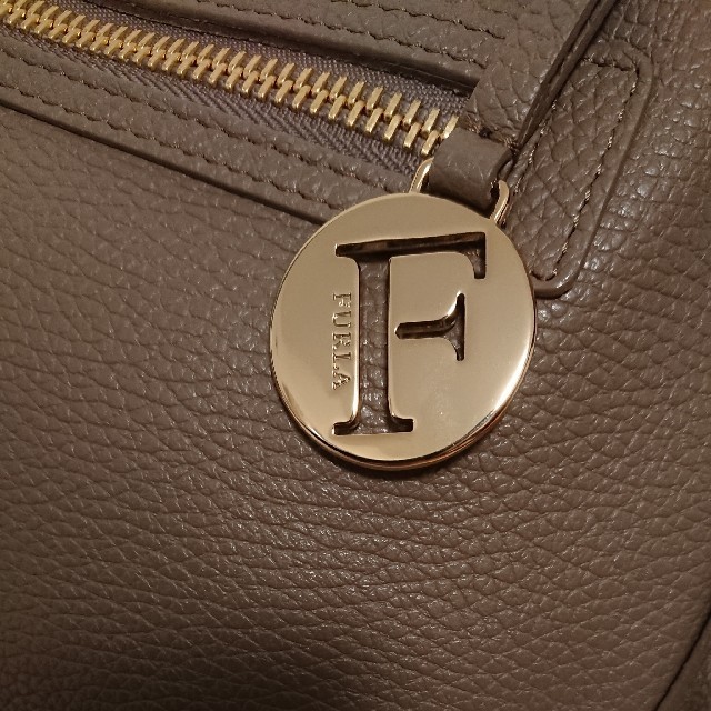 Furla(フルラ)の【美品】フルラ 本革 斜めがけショルダーバッグ レディースのバッグ(ショルダーバッグ)の商品写真