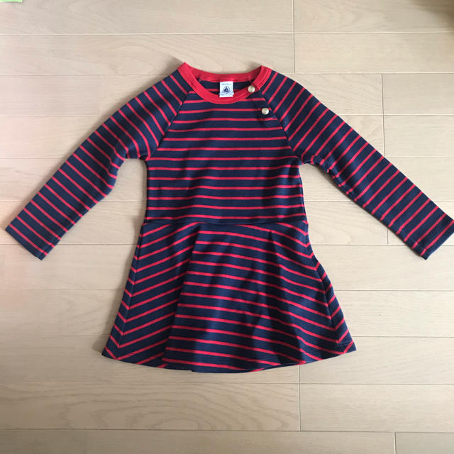 PETIT BATEAU(プチバトー)のプチバトー ボーダーワンピース 4A キッズ/ベビー/マタニティのキッズ服女の子用(90cm~)(ワンピース)の商品写真