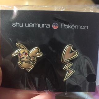 シュウウエムラ(shu uemura)のシュウウエムラ×ピカチュウ　ノベルティ　イヤリング　新品　レア商品(ノベルティグッズ)