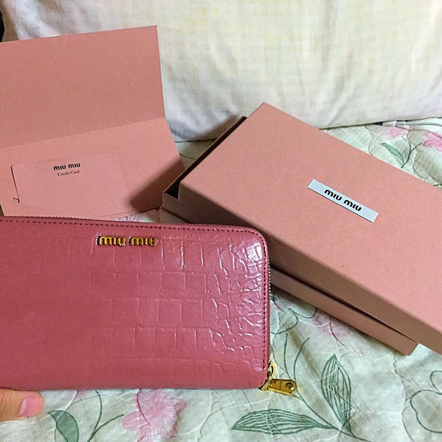 miumiu(ミュウミュウ)の本日緊急値下げ✨miumiu財布 美品✨ レディースのファッション小物(財布)の商品写真