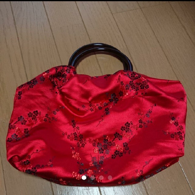赤×黒の梅刺繍のチャイナサテンが鮮やかなリングハンドルバッグ ハンドメイドのファッション小物(バッグ)の商品写真
