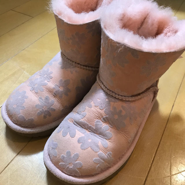 UGG(アグ)のUGG 花柄　ブーツ キッズ/ベビー/マタニティのキッズ靴/シューズ(15cm~)(ブーツ)の商品写真