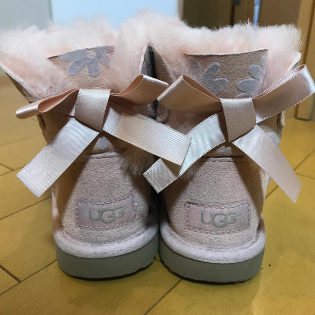 UGG(アグ)のUGG 花柄　ブーツ キッズ/ベビー/マタニティのキッズ靴/シューズ(15cm~)(ブーツ)の商品写真