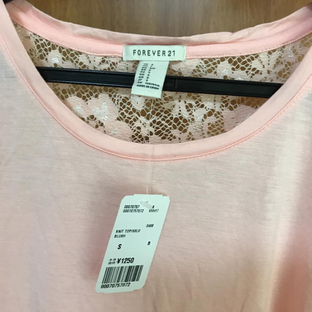 FOREVER 21(フォーエバートゥエンティーワン)のforever21  S   カットソー　Tシャツ　未使用 レディースのトップス(カットソー(半袖/袖なし))の商品写真