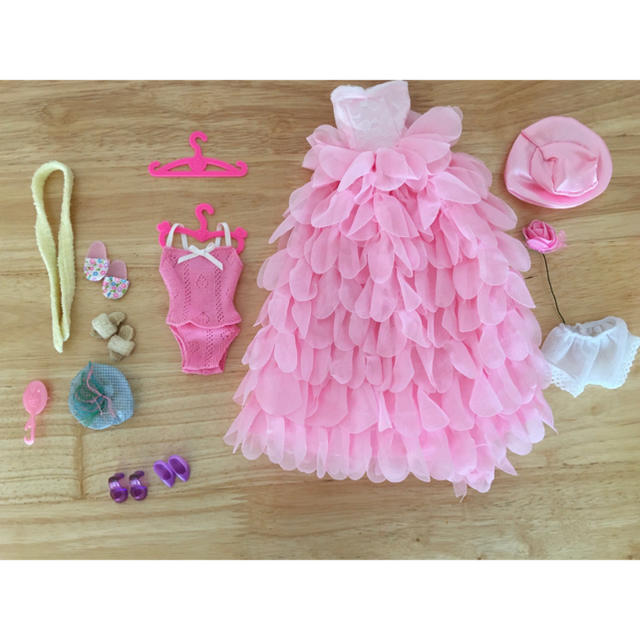 Barbie(バービー)の♡ヴィンテージバービーと着せ替えセット♡ エンタメ/ホビーのおもちゃ/ぬいぐるみ(キャラクターグッズ)の商品写真