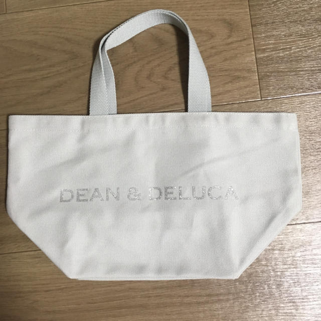 DEAN & DELUCA(ディーンアンドデルーカ)のDEAN & DELUCA　チャリティートート2019　スノーブルーSサイズ レディースのバッグ(トートバッグ)の商品写真