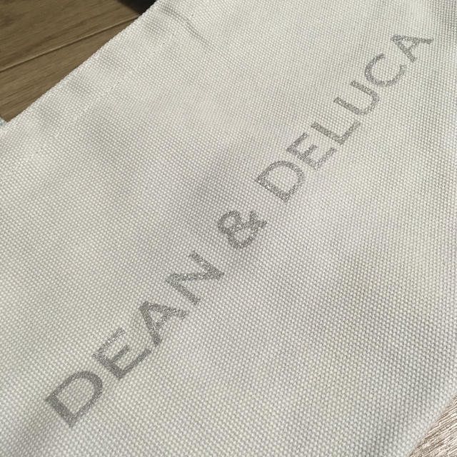 DEAN & DELUCA(ディーンアンドデルーカ)のDEAN & DELUCA　チャリティートート2019　スノーブルーSサイズ レディースのバッグ(トートバッグ)の商品写真