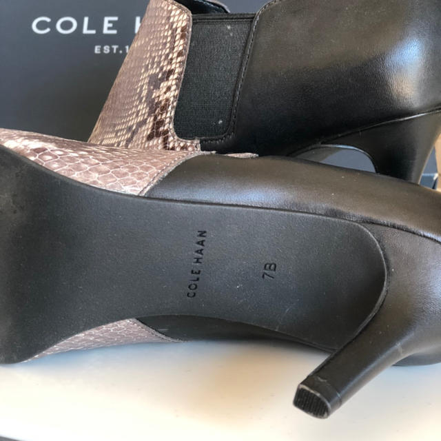 Cole Haan(コールハーン)のコールハーン ショートブーティ ヘビ柄 レディースの靴/シューズ(ブーティ)の商品写真