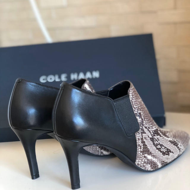 Cole Haan(コールハーン)のコールハーン ショートブーティ ヘビ柄 レディースの靴/シューズ(ブーティ)の商品写真