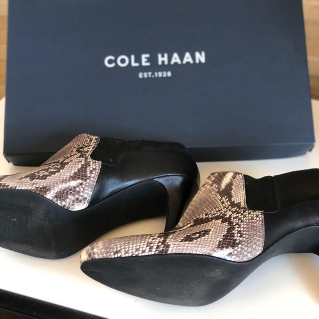 Cole Haan(コールハーン)のコールハーン ショートブーティ ヘビ柄 レディースの靴/シューズ(ブーティ)の商品写真