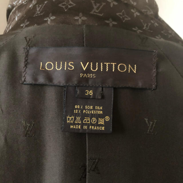 LOUIS VUITTON(ルイヴィトン)の今の季節にぴったり❣️シルク100%モノグラムロングコート レディースのジャケット/アウター(トレンチコート)の商品写真