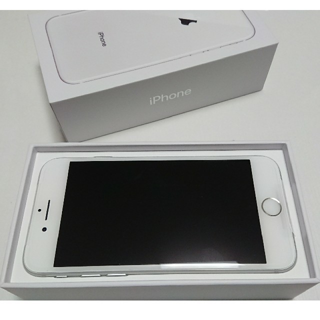 iPhone(アイフォーン)のiPhone8(64GB)シルバー/未使用/SIMロック解除済  スマホ/家電/カメラのスマートフォン/携帯電話(スマートフォン本体)の商品写真