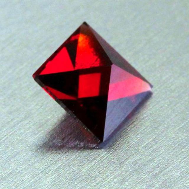 《宝石そっちのけの旅》ダブルピラミッド・真っ赤な正八面体ガーネット1.18ct
