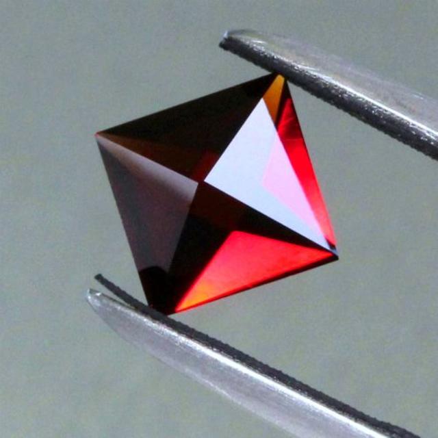 《宝石そっちのけの旅》ダブルピラミッド・真っ赤な正八面体ガーネット1.18ct