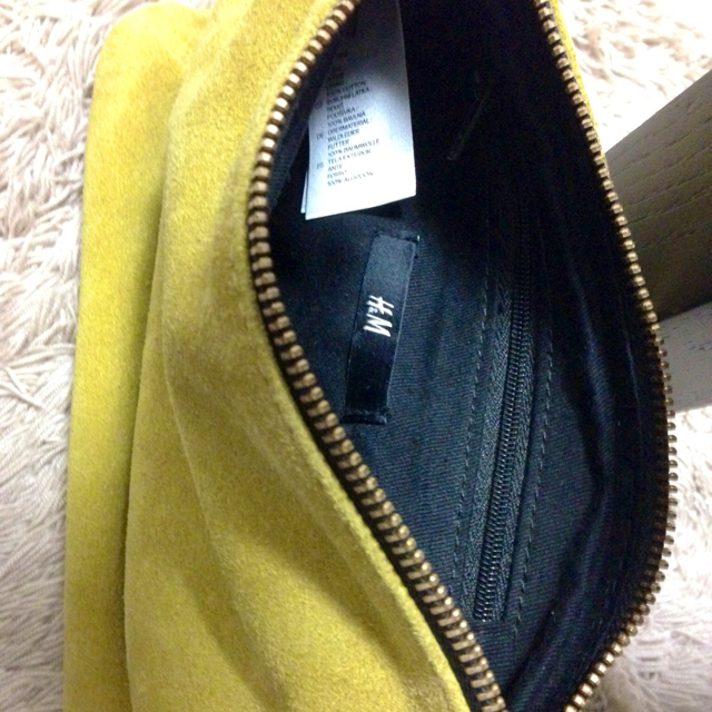 H&M(エイチアンドエム)のH&M🚀大人スエードイエロークラッチ レディースのバッグ(クラッチバッグ)の商品写真
