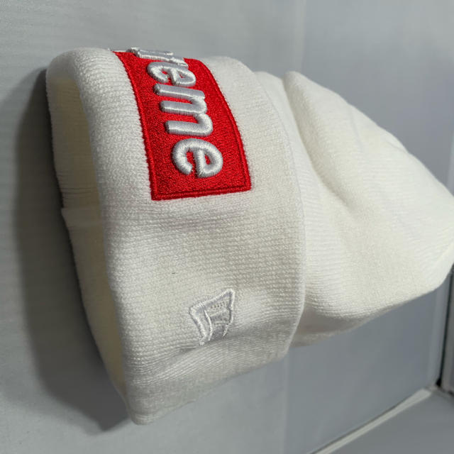 Supreme(シュプリーム)のシュプリーム ニット帽 ホワイト 新品 ニューエラ   キャップ レディースの帽子(ニット帽/ビーニー)の商品写真