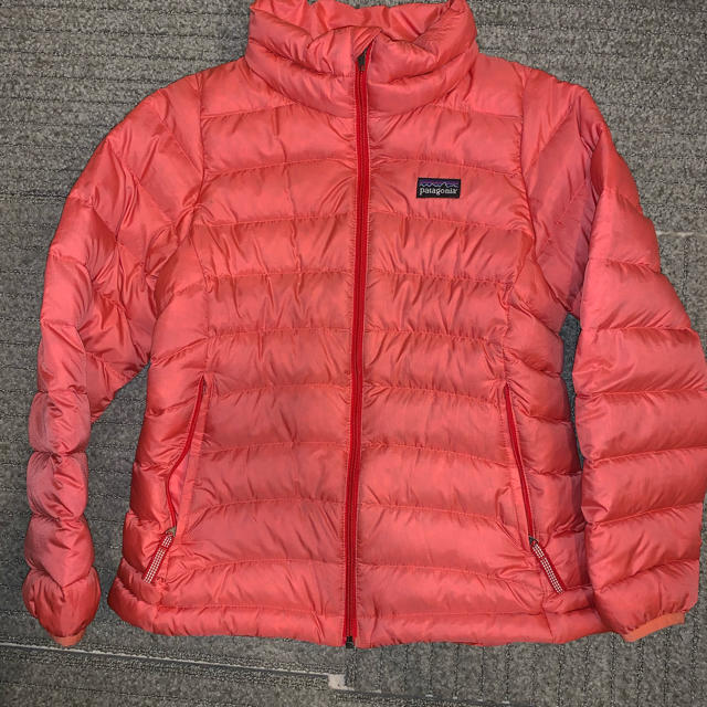 patagonia(パタゴニア)のPatagonia パタゴニア ガールズ 8ans ライトダウン オレンジ キッズ/ベビー/マタニティのキッズ服女の子用(90cm~)(ジャケット/上着)の商品写真