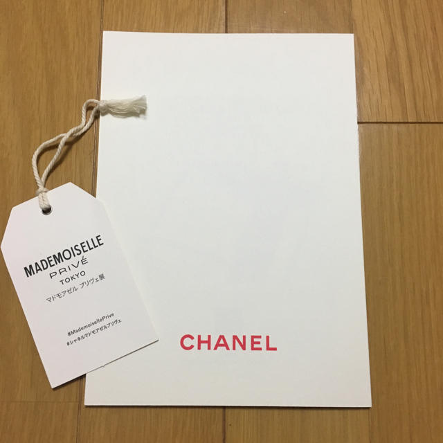 CHANEL(シャネル)のCHANELマドモアゼルプリヴェ展 ノベルティパンフレット タグ セット エンタメ/ホビーのコレクション(ノベルティグッズ)の商品写真