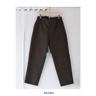 コモリ(COMOLI)の【19AW】comoli モールスキン バックストラップパンツ ブラウン (スラックス)