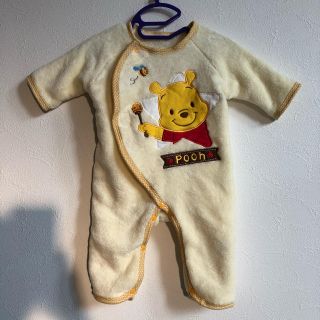 ディズニー(Disney)の【美品】プーさんの暖かいフリースロンパース 防寒着としても(ロンパース)