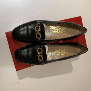 フェラガモ(Ferragamo)の【美品】フェラガモ　ローファー　24センチ　ワイズB(ローファー/革靴)