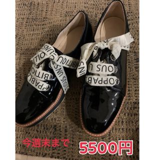 ザラ(ZARA)の今日まで5500エナメルリボン黒　EU 39  超美品(ローファー/革靴)