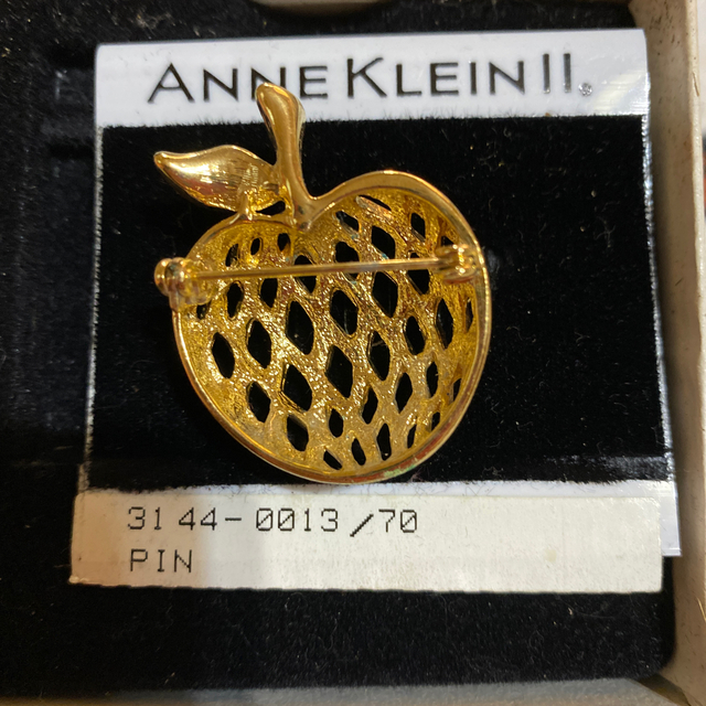 ANNE KLEIN(アンクライン)のアン クライン リンゴブローチ レディースのアクセサリー(ブローチ/コサージュ)の商品写真