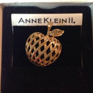 アンクライン(ANNE KLEIN)のアン クライン リンゴブローチ(ブローチ/コサージュ)