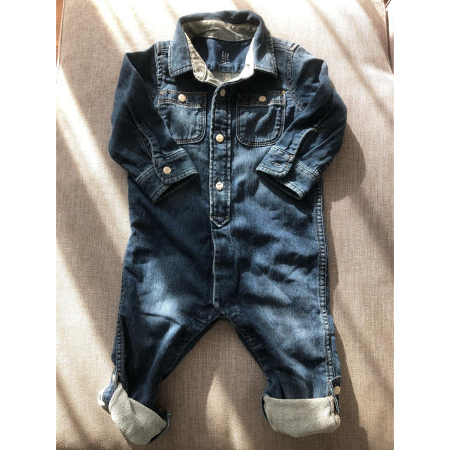 GAP Kids(ギャップキッズ)のGAP BABY ★デニムロンパース★新品18-24値下げ キッズ/ベビー/マタニティのベビー服(~85cm)(ロンパース)の商品写真