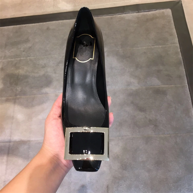 ROGER VIVIER(ロジェヴィヴィエ)の💛メタルバックルエナメルパンプス💛ブラック💛 レディースの靴/シューズ(ハイヒール/パンプス)の商品写真