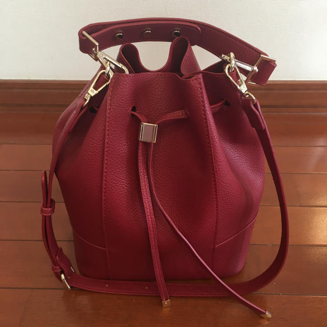 ZARA(ザラ)のZARA ショルダーバッグ 赤 レディースのバッグ(ショルダーバッグ)の商品写真
