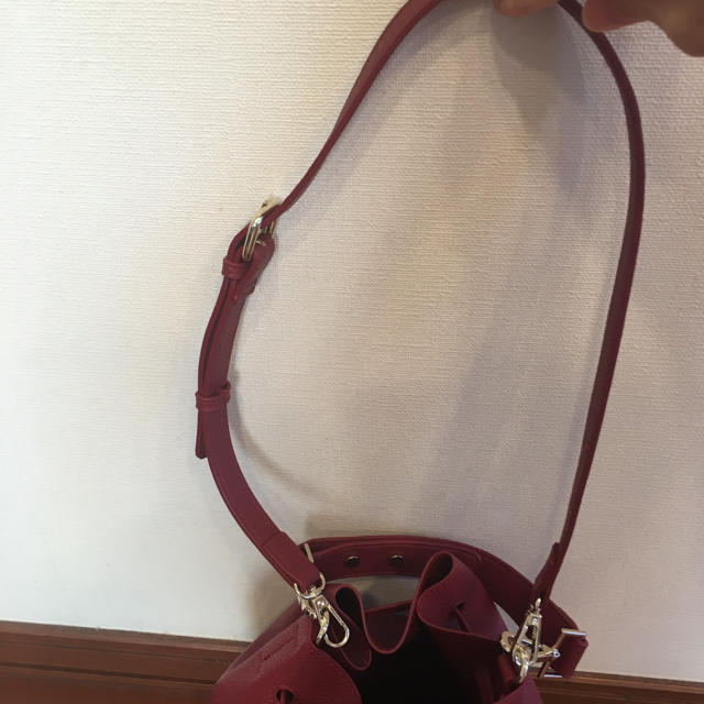 ZARA(ザラ)のZARA ショルダーバッグ 赤 レディースのバッグ(ショルダーバッグ)の商品写真