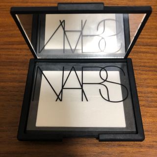 ナーズ(NARS)のライトリフレクティングセッティングパウダー プレスト(フェイスパウダー)