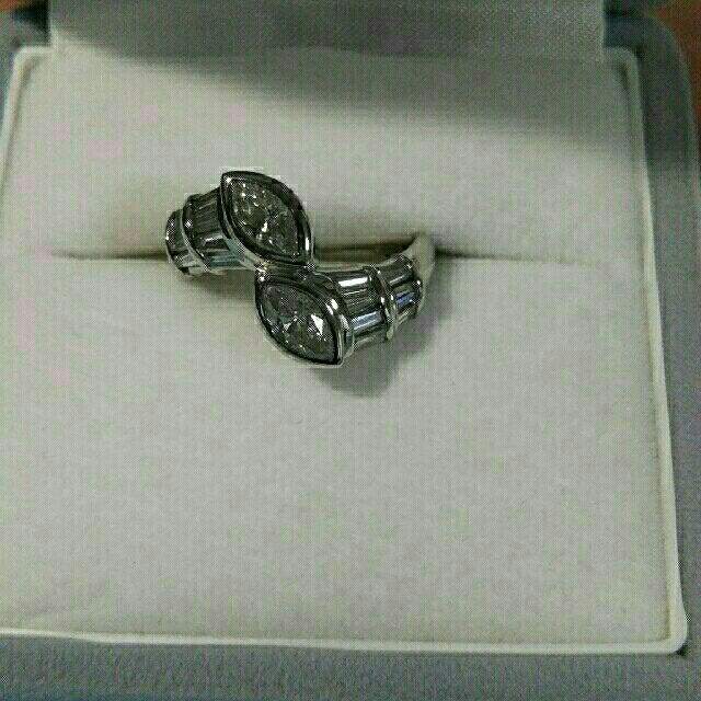 ダイヤを贅沢に使用した個性的なリング リング(指輪)