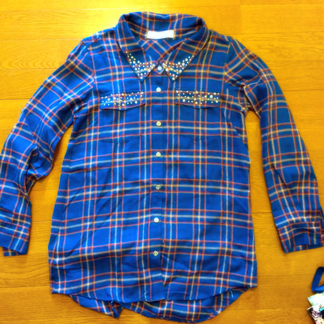 31 Sons de mode(トランテアンソンドゥモード)のスタッズ付き チェックシャツ レディースのトップス(シャツ/ブラウス(長袖/七分))の商品写真